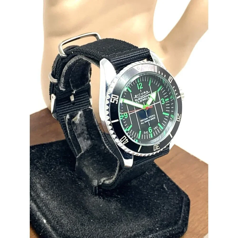 Sicura submarine men